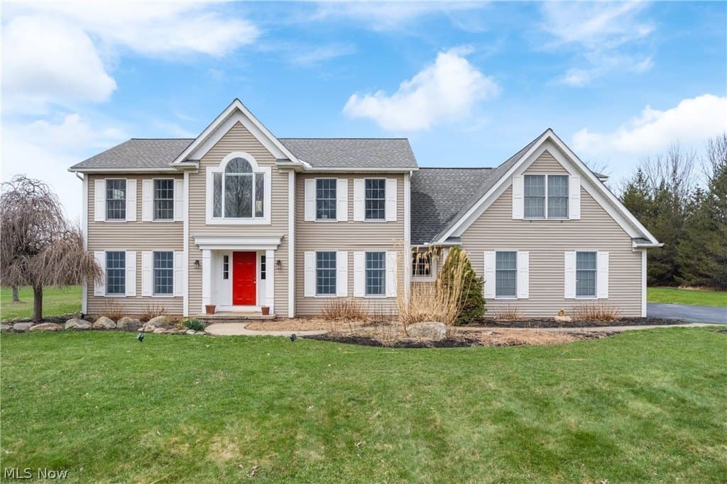 4 bedroom house for sale at 10075 Waterford Trl Chagrin Falls - $589,000