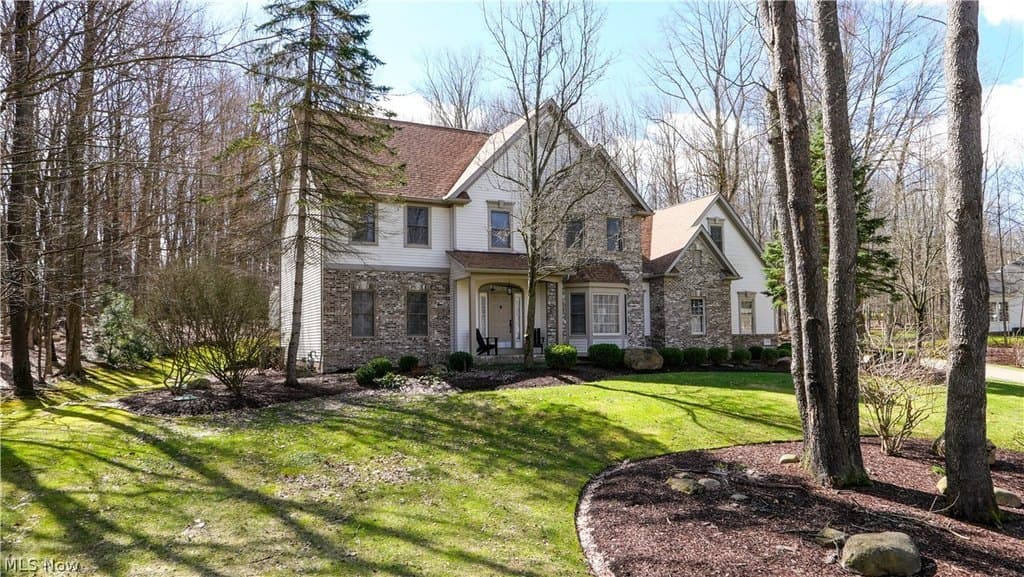 4 bedroom house for sale at 11779 Derbyshire Ln Chagrin Falls - $739,900