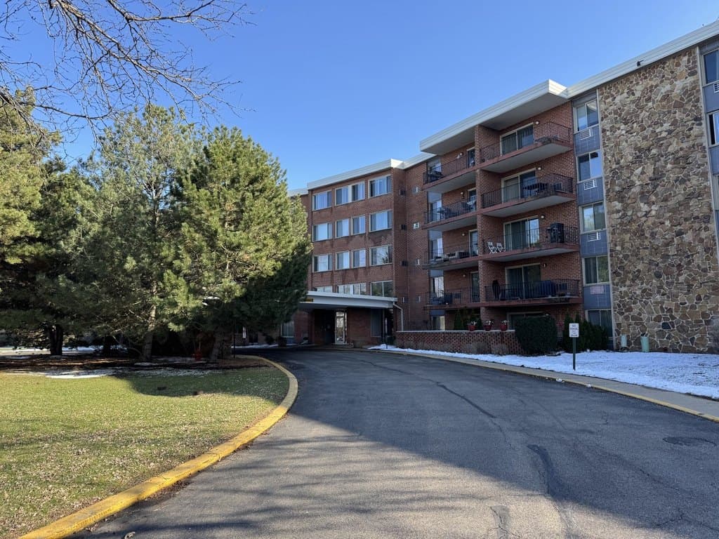 3 bedroom condo for sale at 18 E Old Willow Rd Apt 522N Prospect Heights 60070 - $294,900