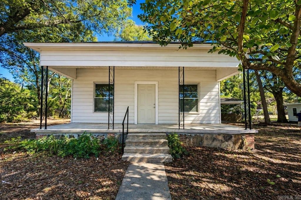 3 bedroom house for sale at 202 N Elm St Bald Knob - $130,900