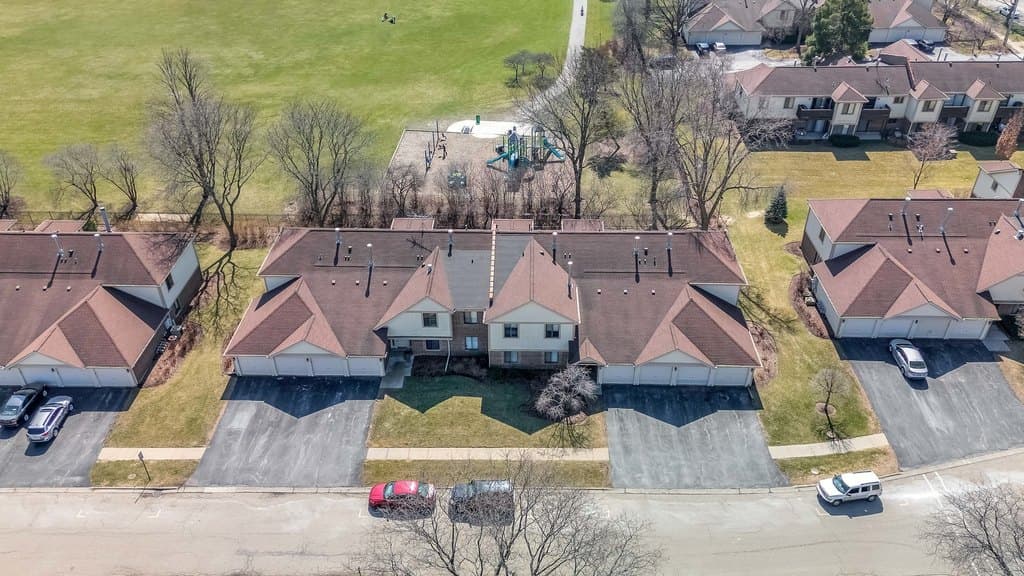 3 bedroom condo for sale at 823 E Coach Rd Unit 8 Palatine 60074 - $268,900