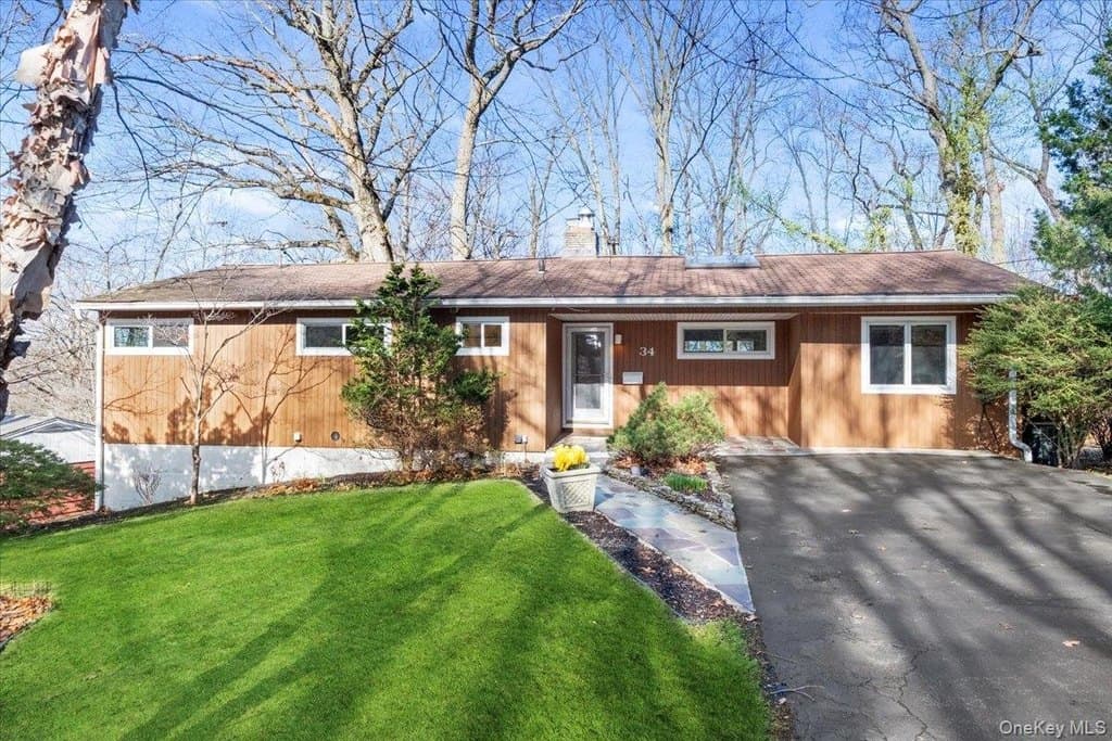 3 bedroom house for sale at 34 Western Dr Ardsley - $889,000