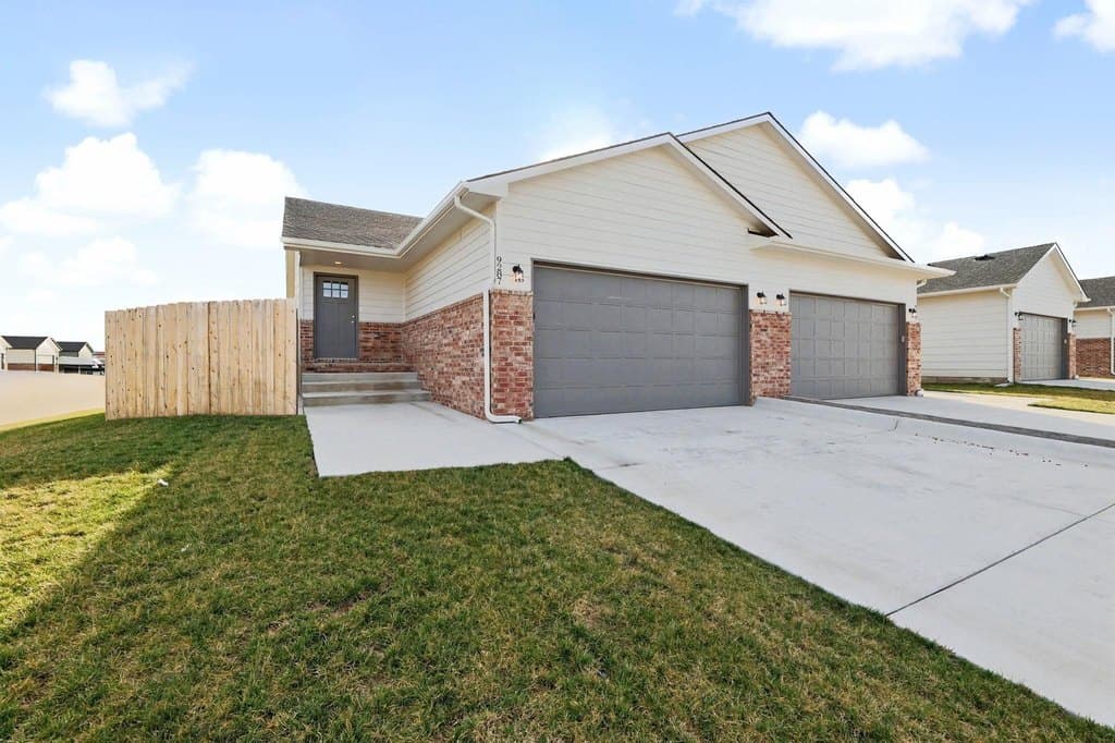 4 bedroom house for sale at 9285 E Fox Pointe Ct Bel Aire - $242,500
