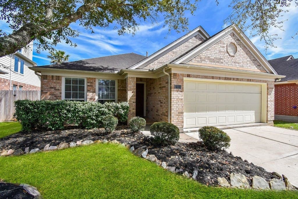 4 bedroom house for sale at 2111 Sailwind Dr Pearland 77584 - $318,000