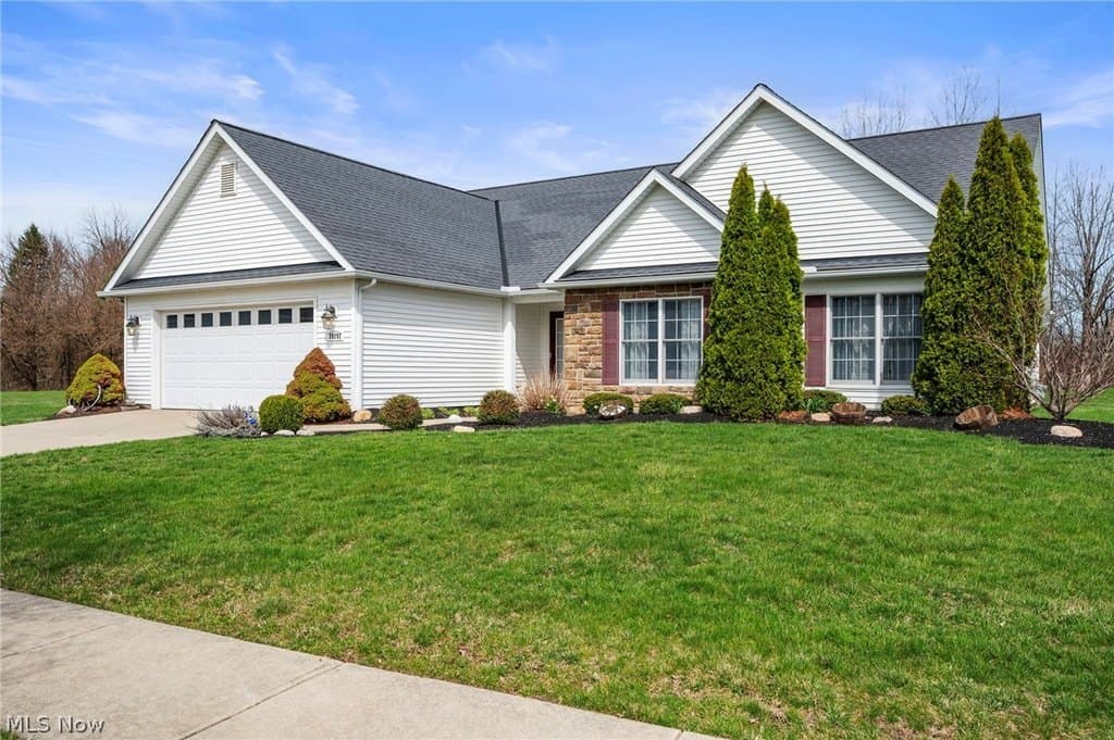 3 bedroom house for sale at 39292 Camelot Way Avon 44011 - $429,000
