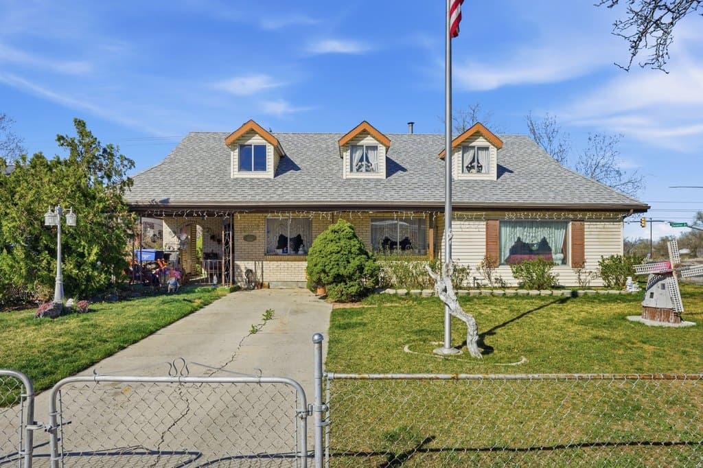3 bedroom house for sale at 10106 S Peony Way Sandy - $550,000