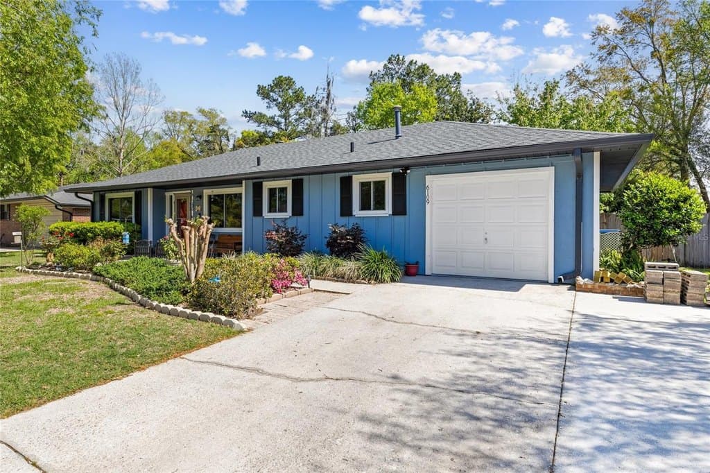 3 bedroom house for sale at 6109 NW 107th Pl Alachua - $280,000