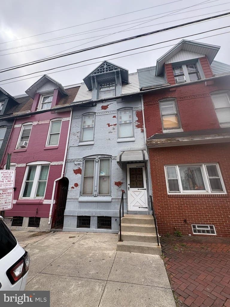 4 bedroom townhouse for sale at 302 S 10th St Reading 19602 - $140,000