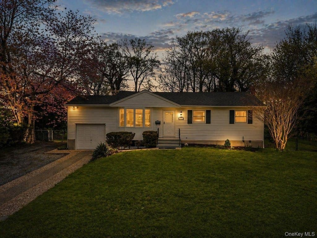 3 bedroom house for sale at 126 Foxdale Ln Setauket-East Setauket 11777 - $599,999