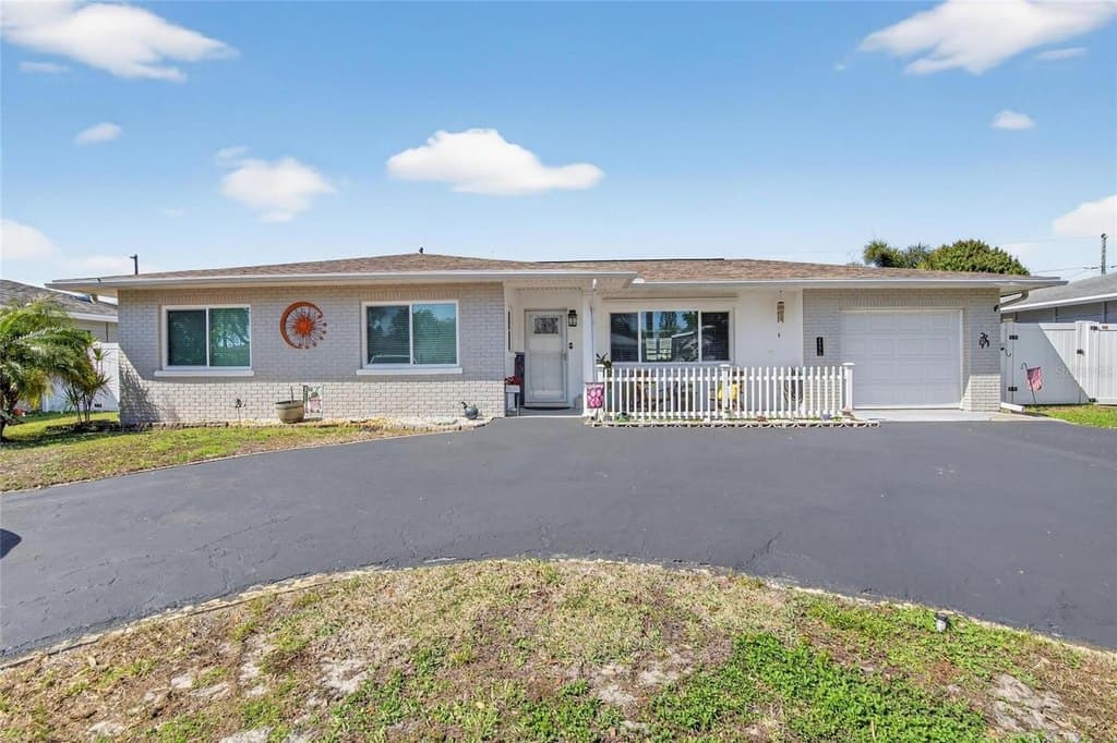 3 bedroom house for sale at 4990 99th St N Bay Pines - $440,000