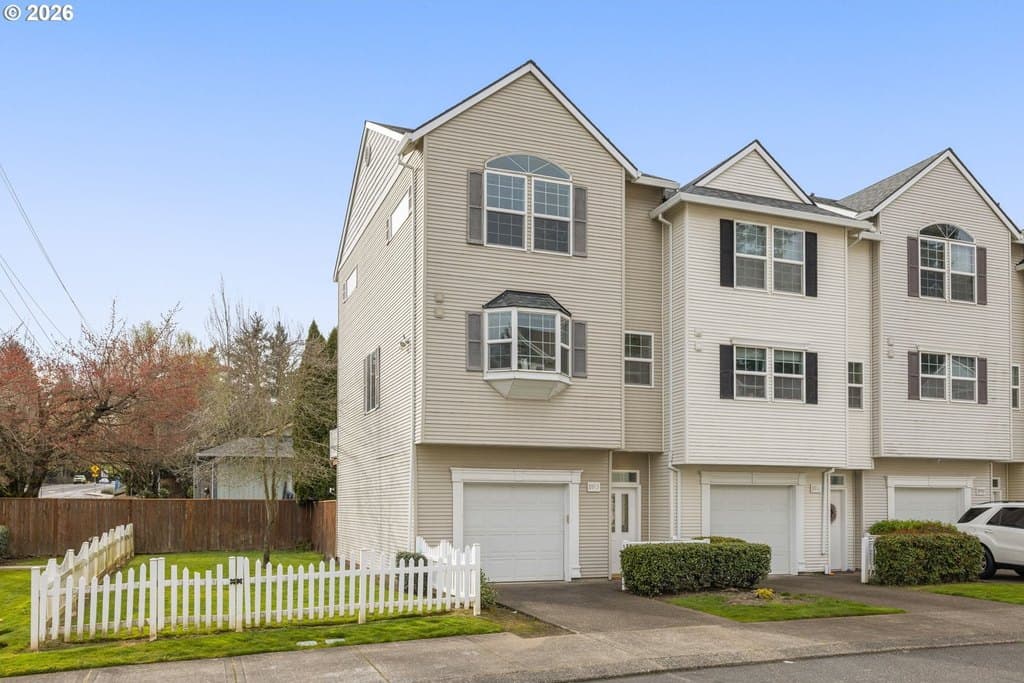 2 bedroom townhouse for sale at 19913 SW Poplarwood Pl Tualatin 97062 - $325,000