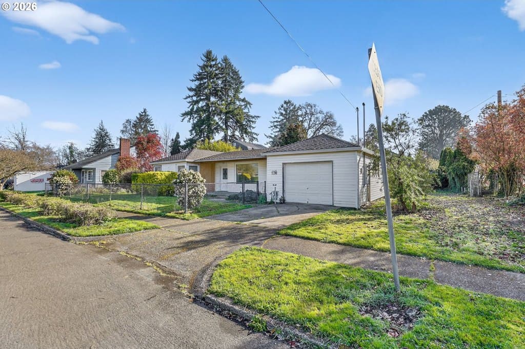 3 bedroom house for sale at 11186 SE 32nd Ave Milwaukie 97222 - $425,000