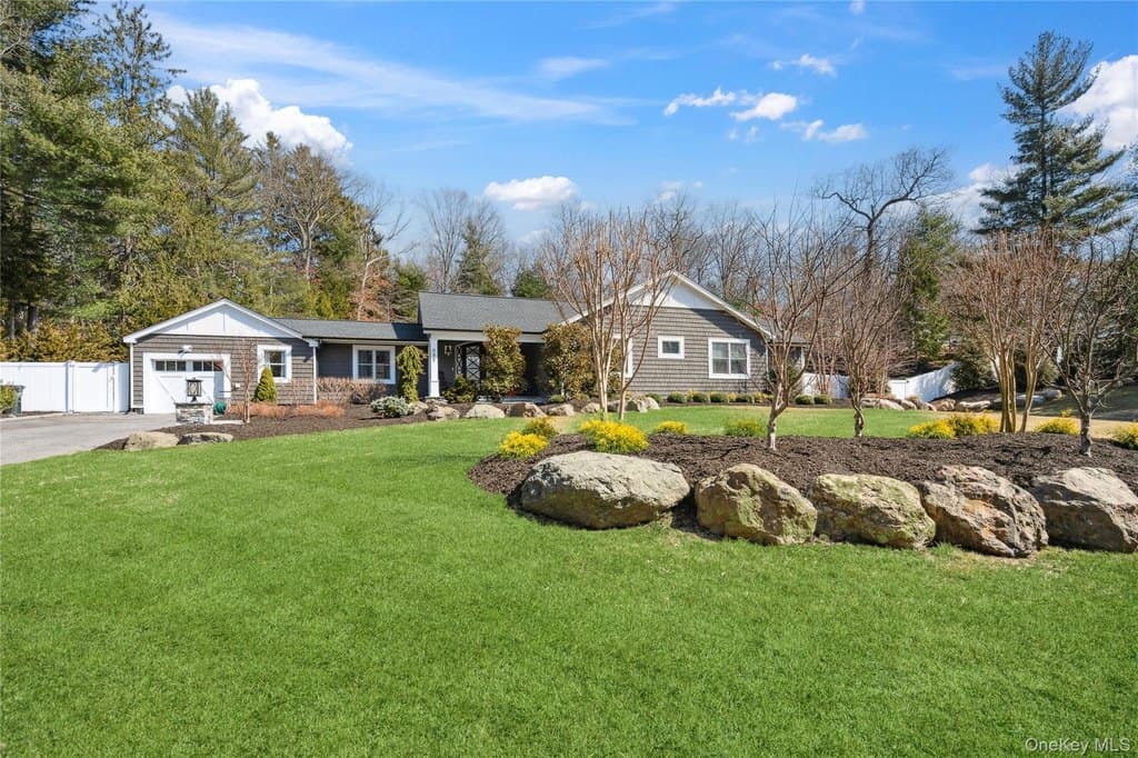 3 bedroom house for sale at 1 Valley Ave Smithtown 11787 - $1,150,000