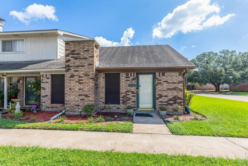 3 bedroom condo townhome rowhome coop for sale at 6646 Lexington Dr Beaumont 77706 - $150,000