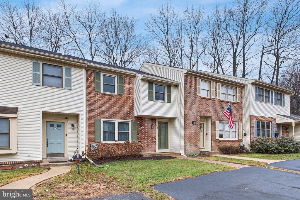 3 bedroom townhouse for sale at 204 Sulky Way Chadds Ford - $375,000