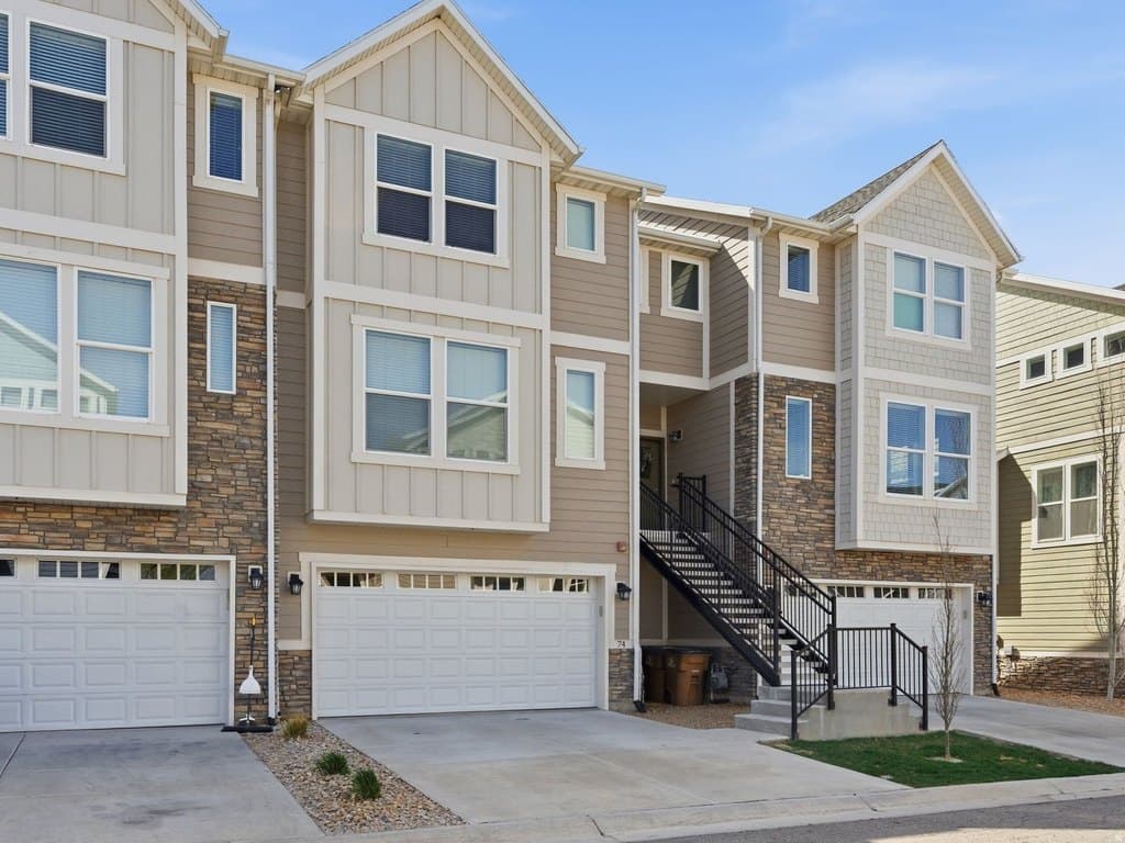 4 bedroom townhouse for sale at 74 E Golden Privet Dr Draper - $539,900