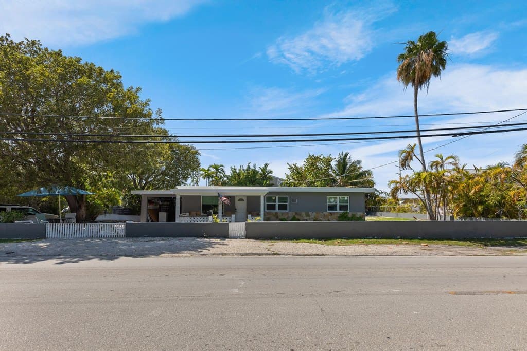 3 bedroom house for sale at 201 4th St Big Coppitt Key - $739,000