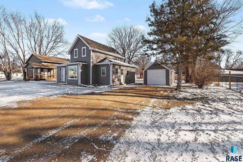 3 bedroom house for sale at 430 Main St Chancellor - $239,900