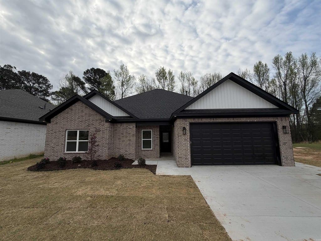 4 bedroom house for sale at 1 Woodhaven Ct Jacksonville 72076 - $332,500