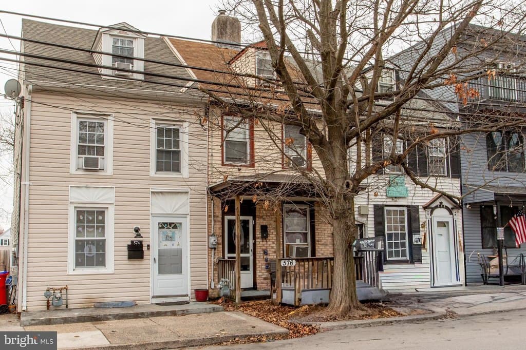 3 bedroom townhouse for sale at 576 Bath Bristol - $275,000