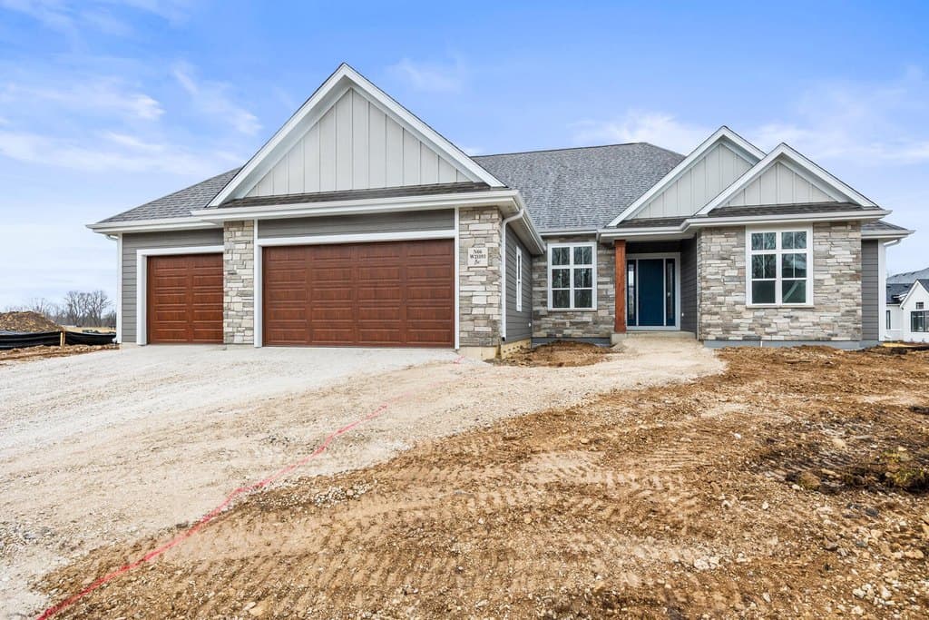 3 bedroom house for sale at N66W21193 Sweet Clover Dr Menomonee Falls 53051 - $940,000