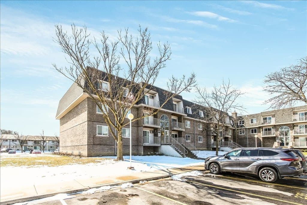 2 bedroom condo for sale at 831 McIntosh Ct Apt 208 Prospect Heights 60070 - $239,500