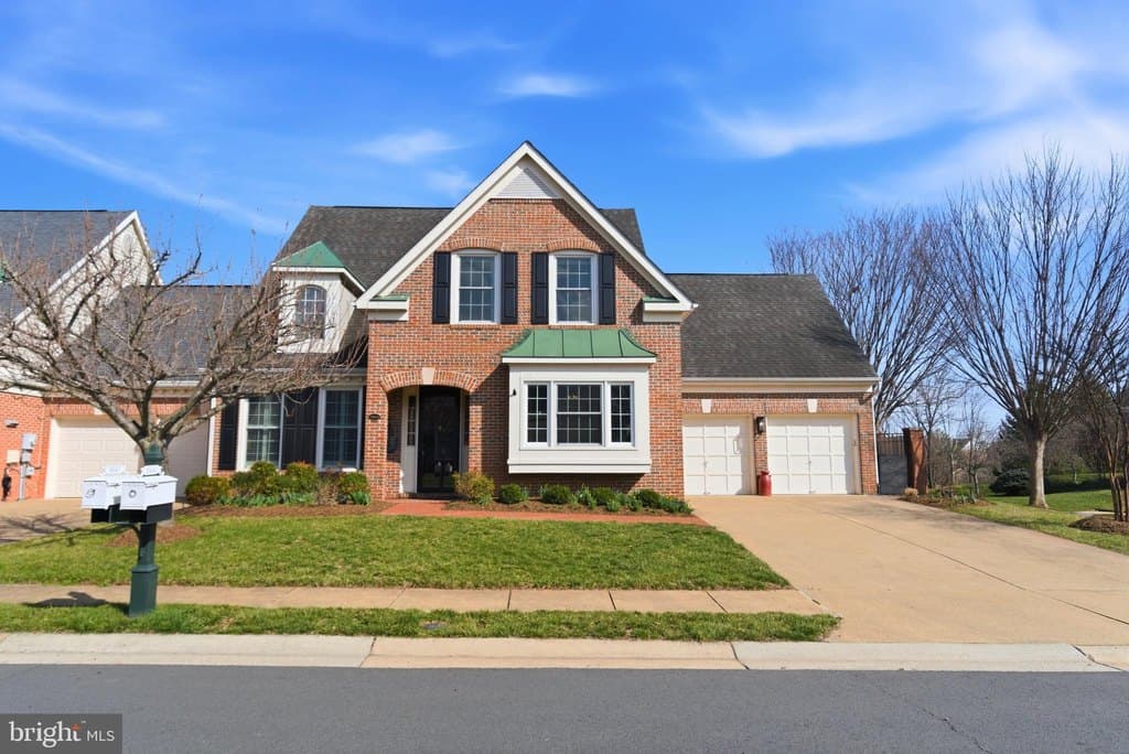 4 bedroom townhouse for sale at 18444 Camelback Ter Leesburg 20176 - $1,060,000