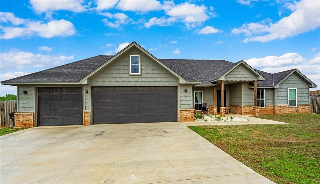 4 bedroom house for sale at 10630 NE Seaside Ln Elgin 73538 - $375,000
