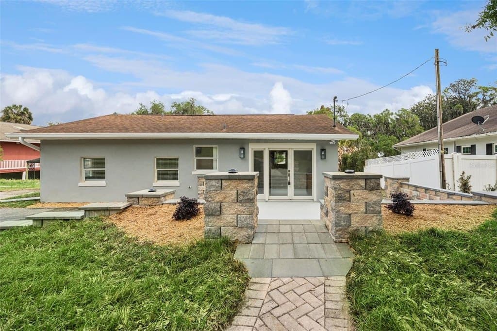 2 bedroom house for sale at 2316 N Griffin Dr Leesburg 34748 - $545,000