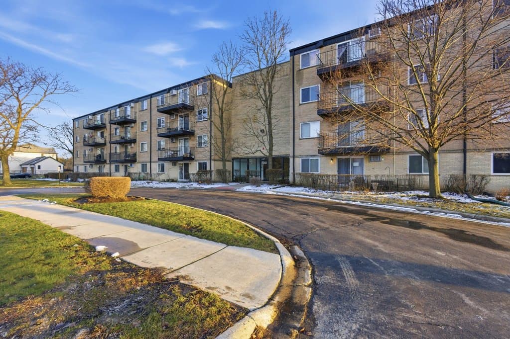 1 bedroom condo for sale at 2515 E Olive St Apt 1C Arlington Heights - $200,000