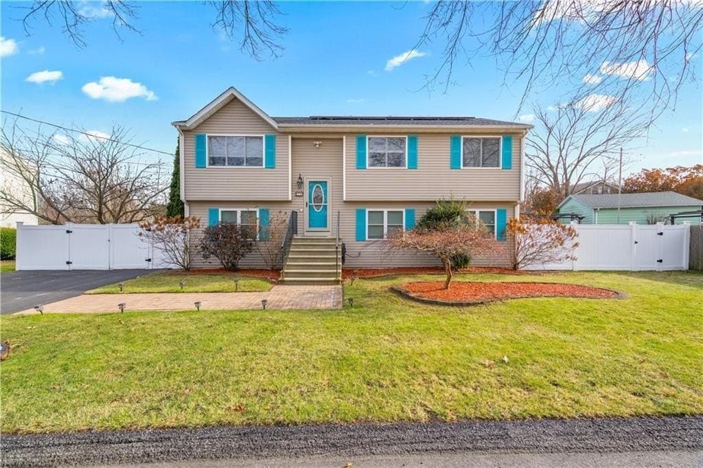 3 bedroom house for sale at 12 Railroad Row Warwick 02886 - $519,900