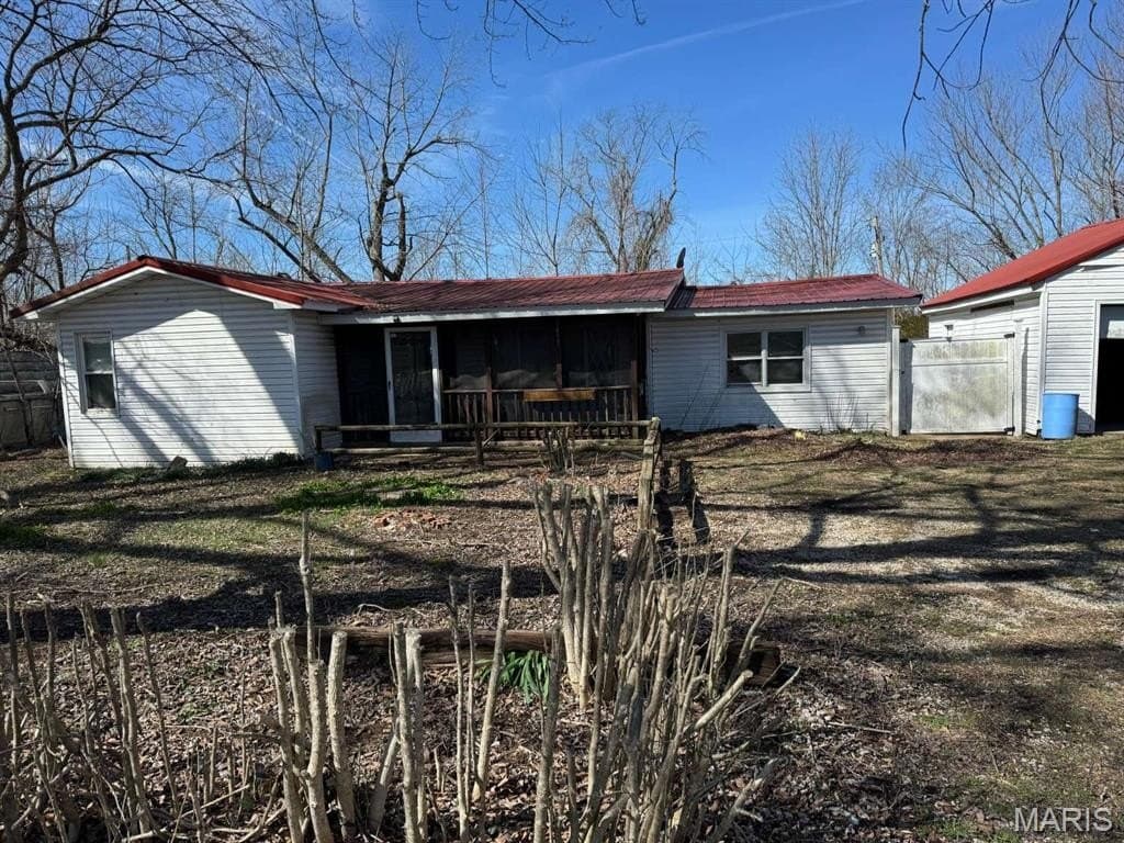4 bedroom house for sale at 1417 Cedar St Bismarck - $89,900