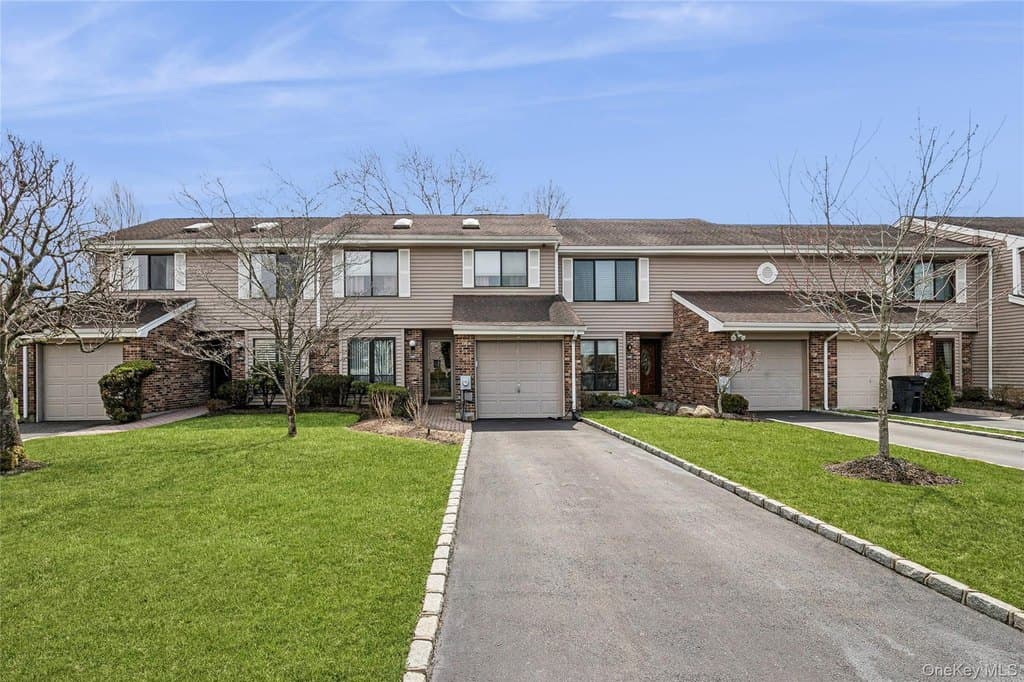 2 bedroom condo for sale at 157 Hidden Ponds Cir Smithtown 11787 - $699,999