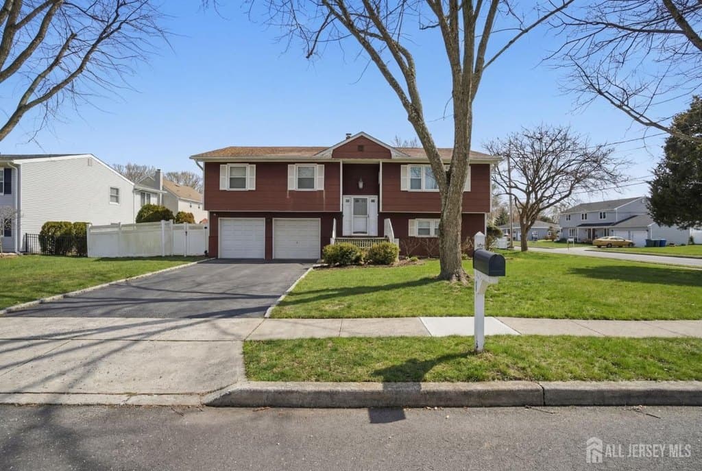 3 bedroom house for sale at 708 Auth Ave Oakhurst - $675,000