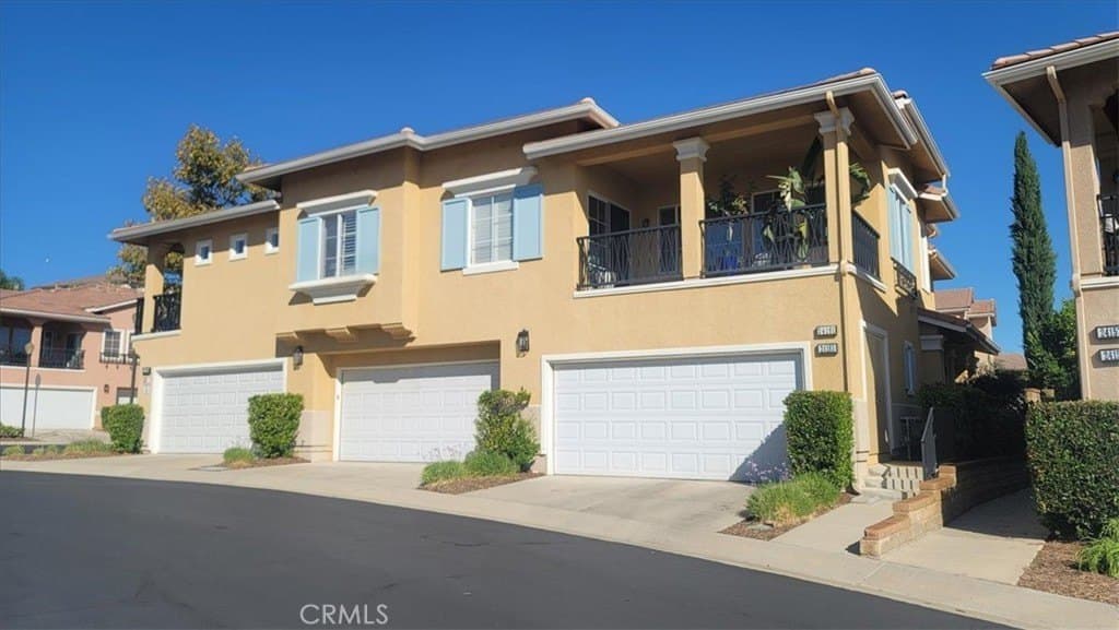 3 bedroom townhouse for sale at 24163 Arrowhead Ct Santa Clarita - $635,000
