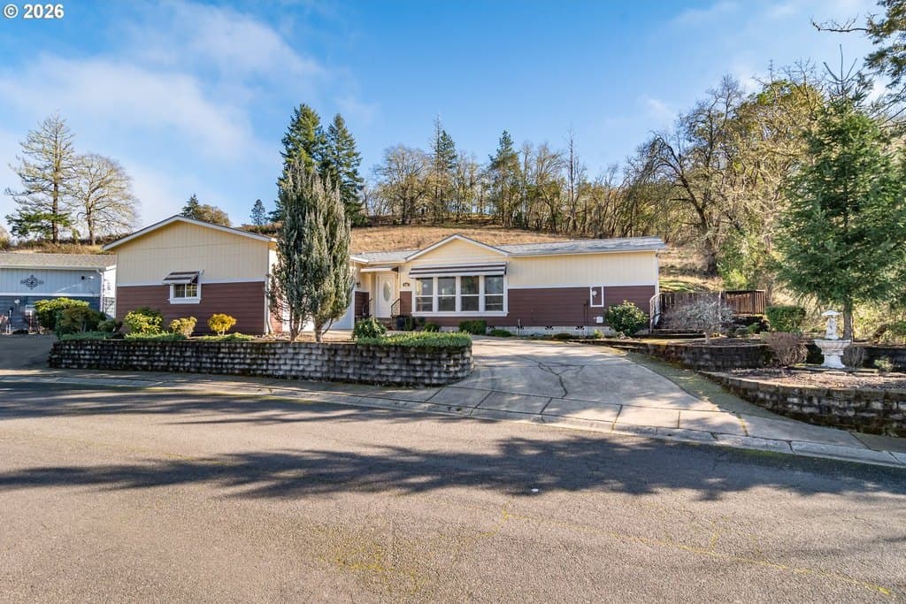 3 bedroom mobile home for sale at 490 Knoll Terrace Dr Canyonville - $130,000