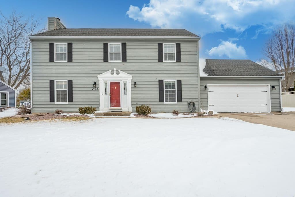 3 bedroom house for sale at 724 Overland Trl Grafton 53024 - $489,900