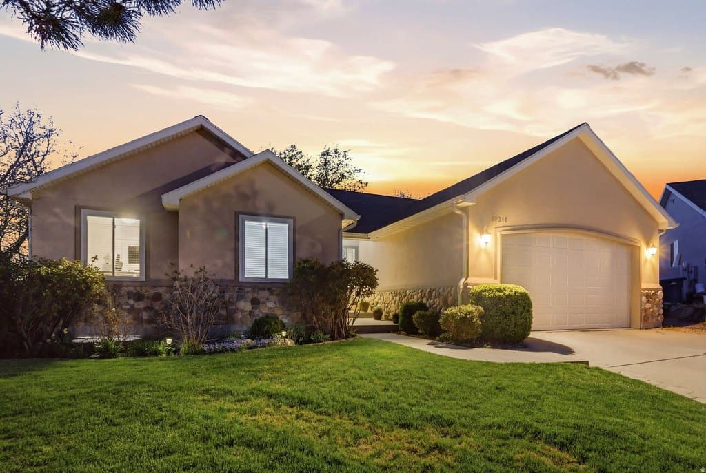 5 bedroom house for sale at 10218 S Sandy Willows Cv Sandy - $749,950