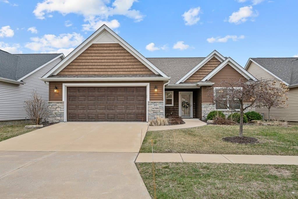 2 bedroom house for sale at 4709 Pheasant Creek Ave Davenport 52807 - $415,000