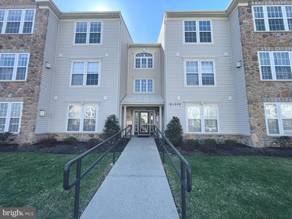 2 bedroom condo for sale at 1502 Moore St Unit 304 Bristol - $289,900