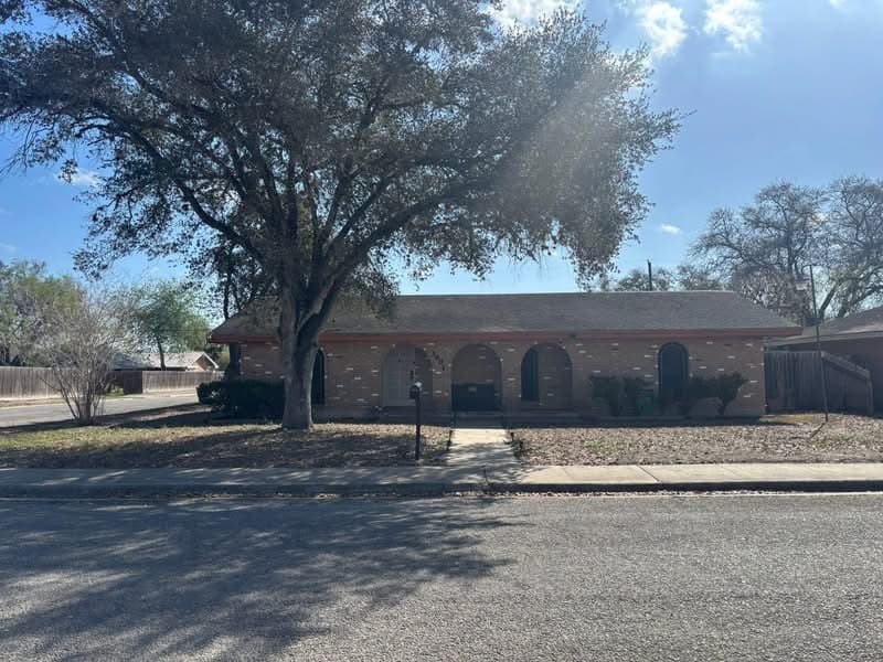 4 bedroom house for sale at 1601 Andrea St Alice - $229,000