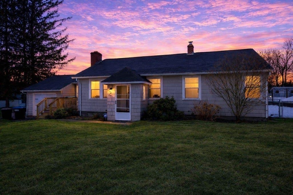 3 bedroom house for sale at 154 Pakachoag St Auburn - $439,900