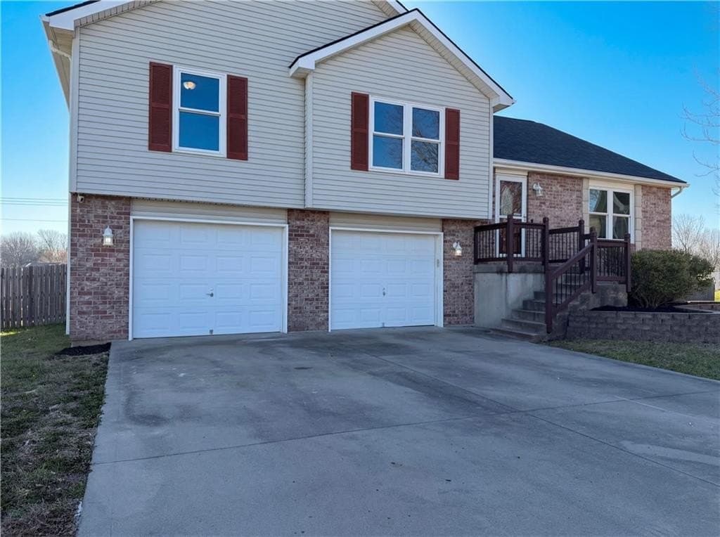 3 bedroom house for sale at 709 SW Woodland Cir Grain Valley 64029 - $319,000