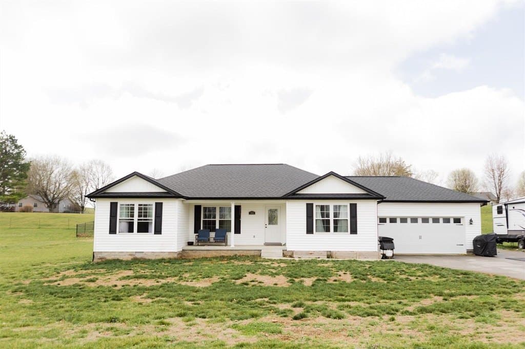 3 bedroom house for sale at 165 Harlow Trl Cave City - $275,000