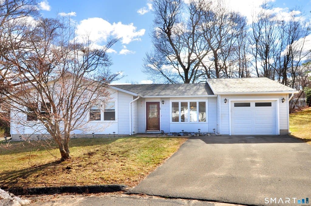3 bedroom house for sale at 16 Tuscarora Pl Bristol - $275,000