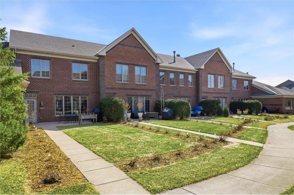 3 bedroom townhouse for sale at 12437 Flanders Ct NE Unit F Blaine - $319,900