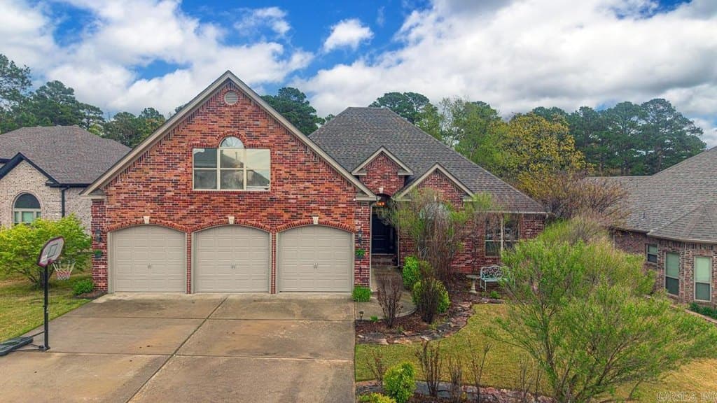 4 bedroom house for sale at 120 Majestic Cir Maumelle 72113 - $400,000