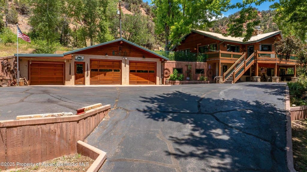 4 bedroom house for sale at 46233 Highway 6 # 24 Chacra - $1,399,000