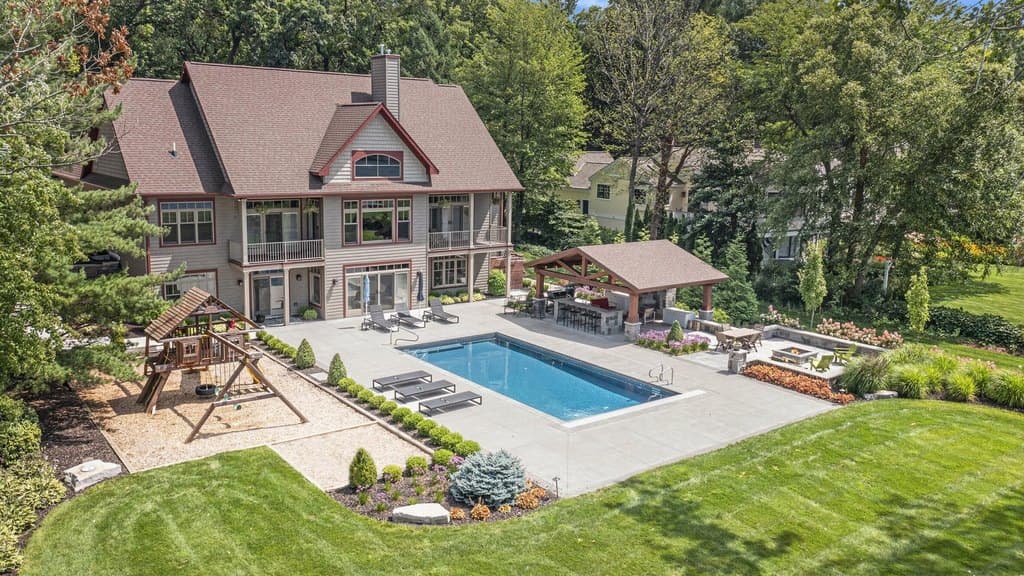 5 bedroom house for sale at 798 Pine Bay Ave Beechwood - $2,625,000