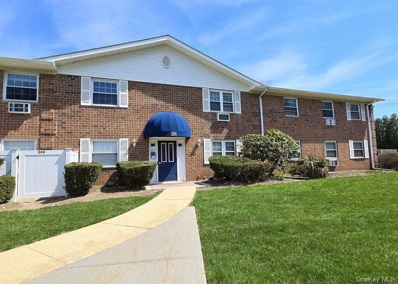 1 bedroom coop for sale at 460 Old Town Rd Apt 26M Setauket-East Setauket 11776 - $189,000